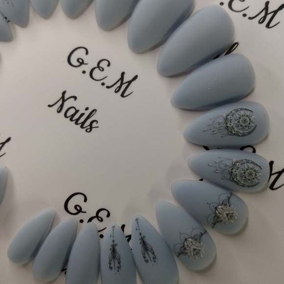 Press on nails (short stiletto) - Picture 2 of 3